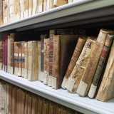 La direttrice ci conduce ora nell�area dove un tempo si trovava il frigorifero municipale, l� dove si trova la �chicca� della biblioteca: la �Sala manoscritti e rari�. Qui sono infatti presenti i volumi antichi, consultabili da tutti ma ovviamente esclusi dal prestito